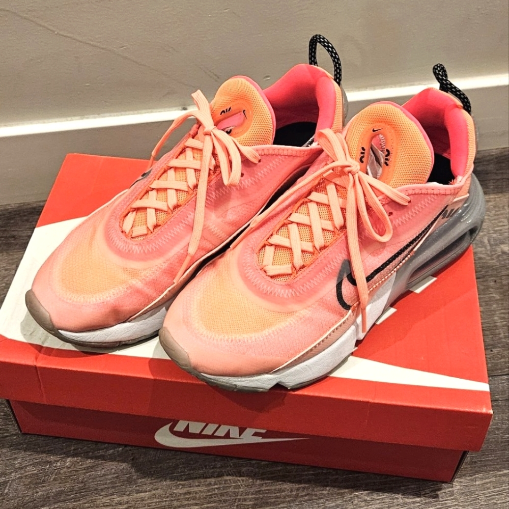 NIKE NEW Pink Running Shoes 👟